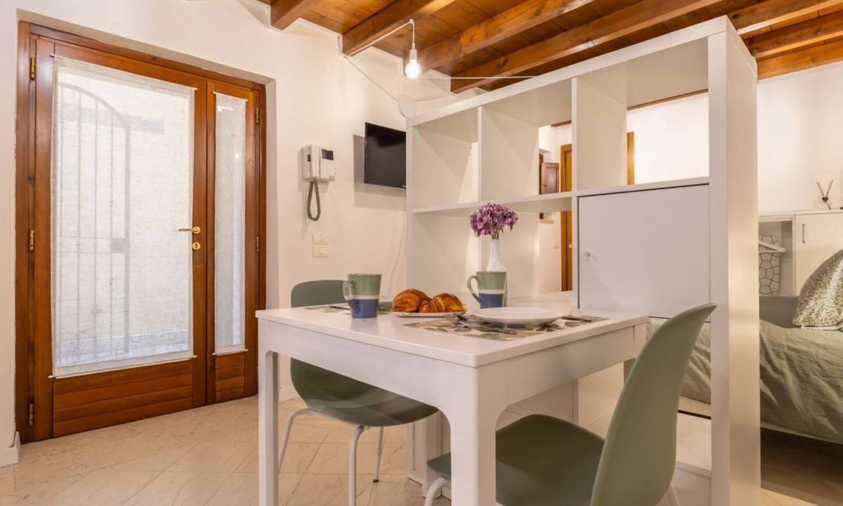 Cittadella Apartment | In the heart of Verona, this cozy studio is the ideal choice for those who want to experience the authenticity of the city.Located on the ground floor, this nest promises moments of relax and tranquility after a day spent exploring the wonders of Verona.