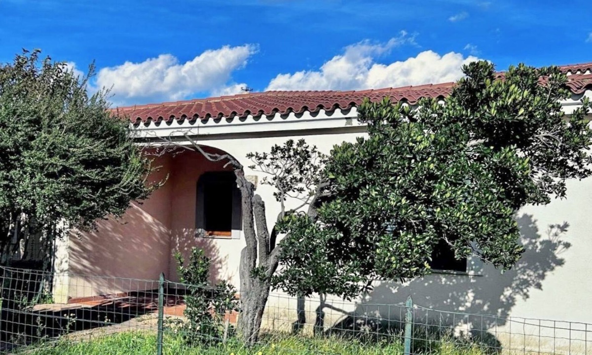 San Teodoro City Centre Apartment | L'Avru Case Vacanze in a good position, consists of apartments in small complexes located just 700 meters from the beach of La Cinta. The apartments are spacious and well furnished, arranged on the ground floor have garden and veranda.Endowed of:- par