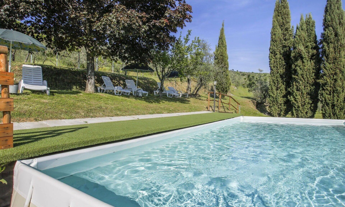 Castelfranco di Sopra Villa | Lovely apartment in villa for 4 guests with WIFI, pool, TV and patio
