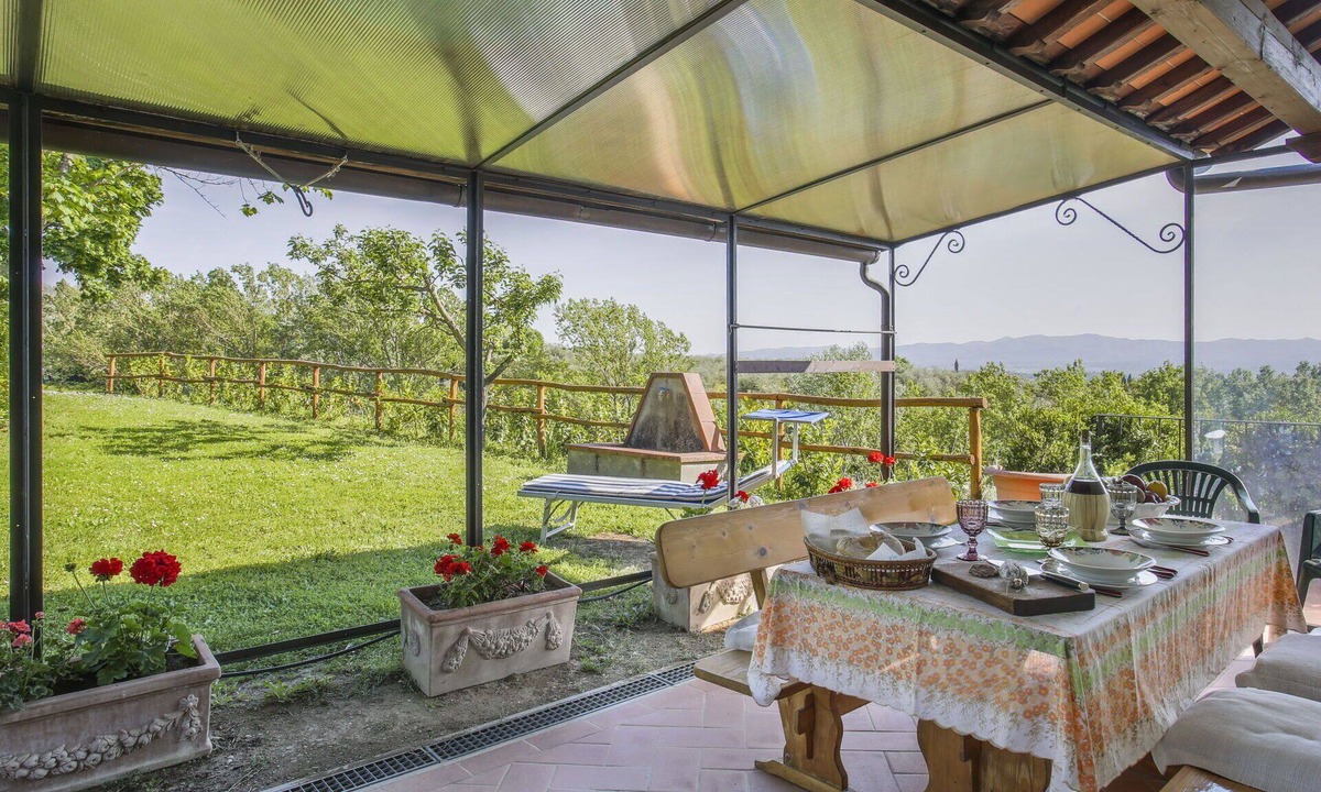 Castelfranco di Sopra Villa | Lovely apartment in villa for 4 people with pool, WIFI, terrace and pets allowed