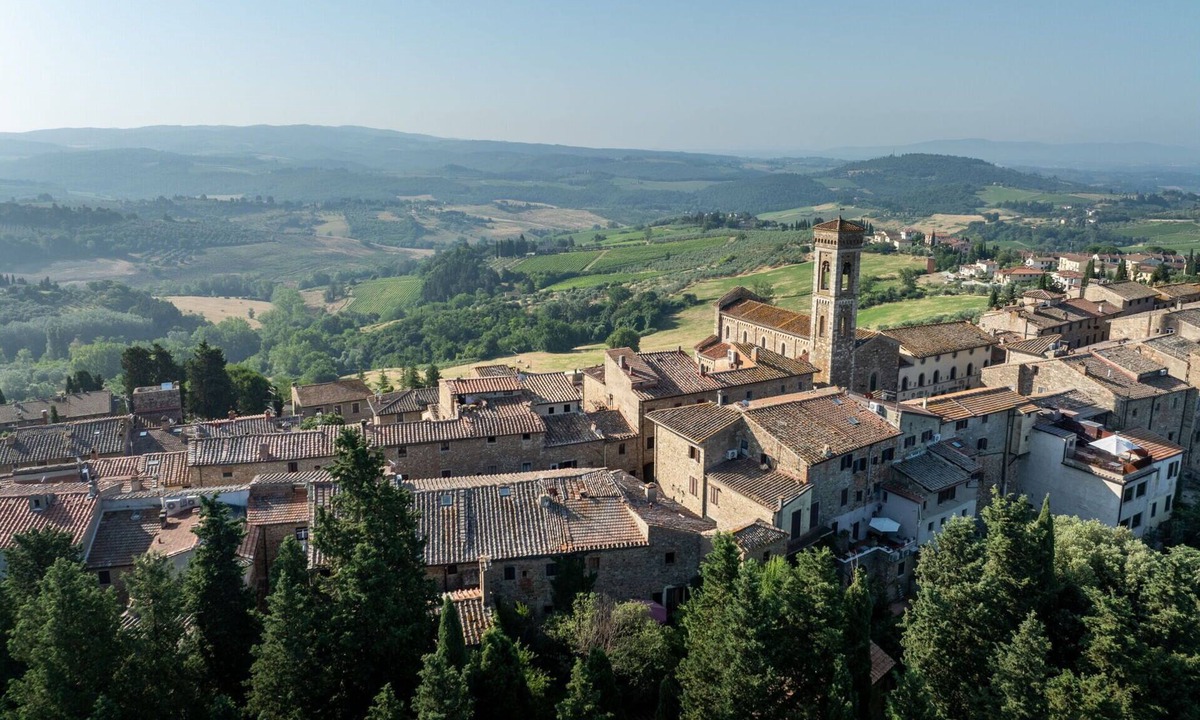 Tavarnelle Val di Pesa Villa | Lovely apartment in villa for 2 guests with WIFI, pool and TV, close to Greve In Chianti