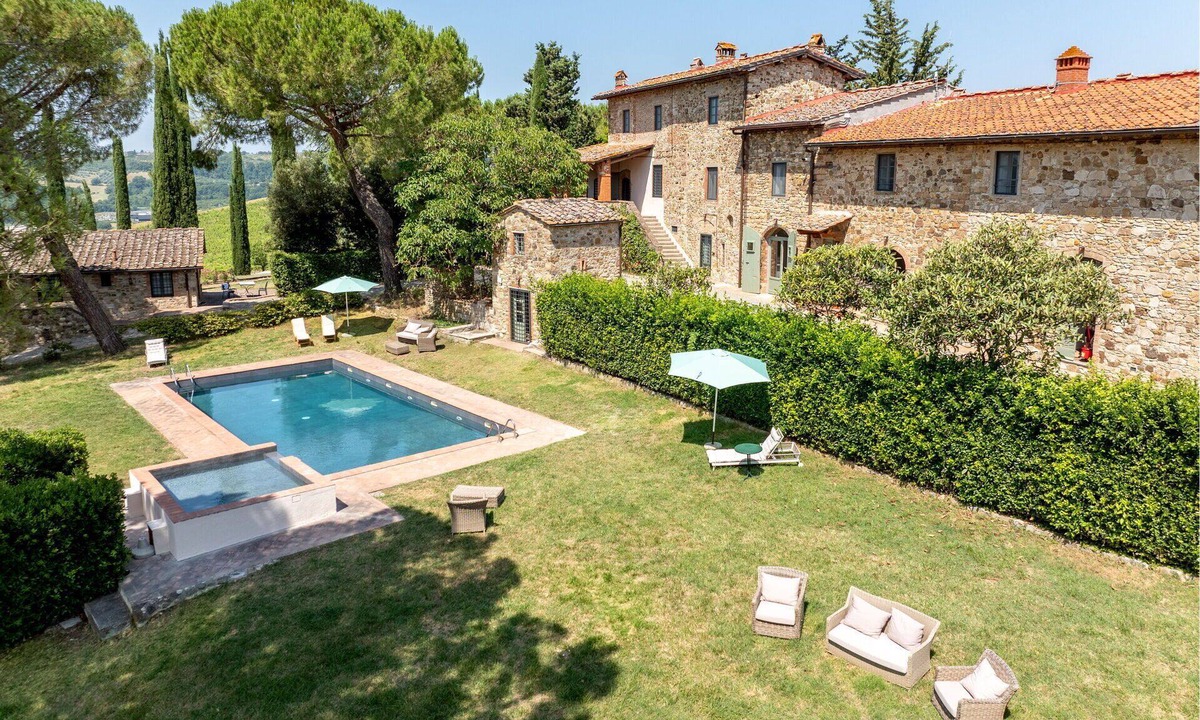 Tavarnelle Val di Pesa Villa | Lovely apartment in villa for 2 guests with WIFI, pool and TV, close to Greve In Chianti