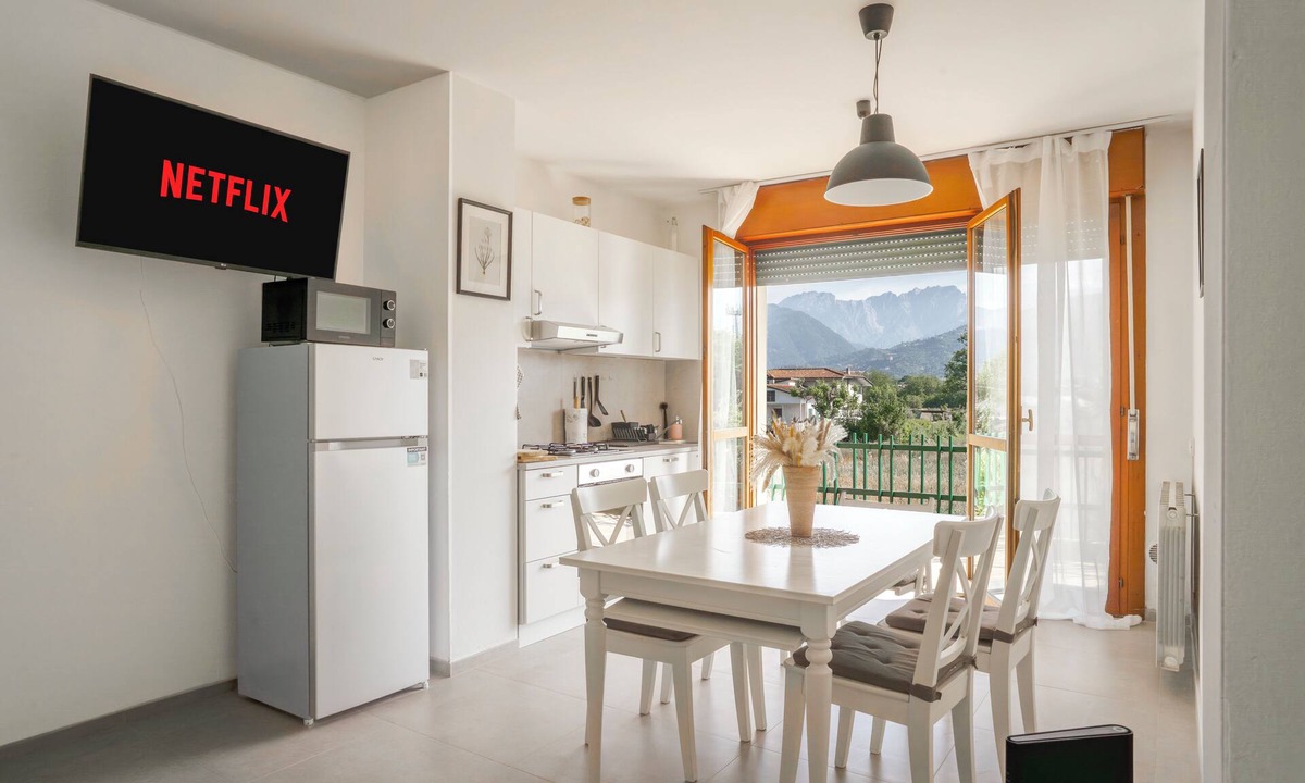 Ronchi Apartment | Modern Beach Apartment Near Forte dei Marmi