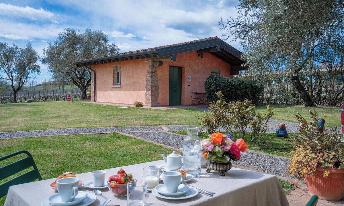 Pozzolengo Villa | Nice apartment in villa for 2 people with WIFI, pool, A/C, close to Sirmione