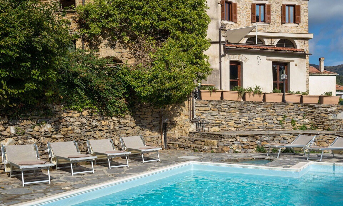 Valloria Apartment | Nice apartment for 8 guests with pool, WIFI, TV, patio, pets allowed and panoramic view