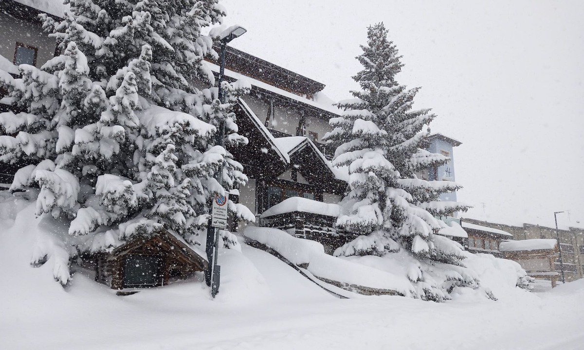 Passo del Tonale House | Panoramic and warm studio apartment, 1 bathroom. CIN EN 022213C2HDFIFJMJ
