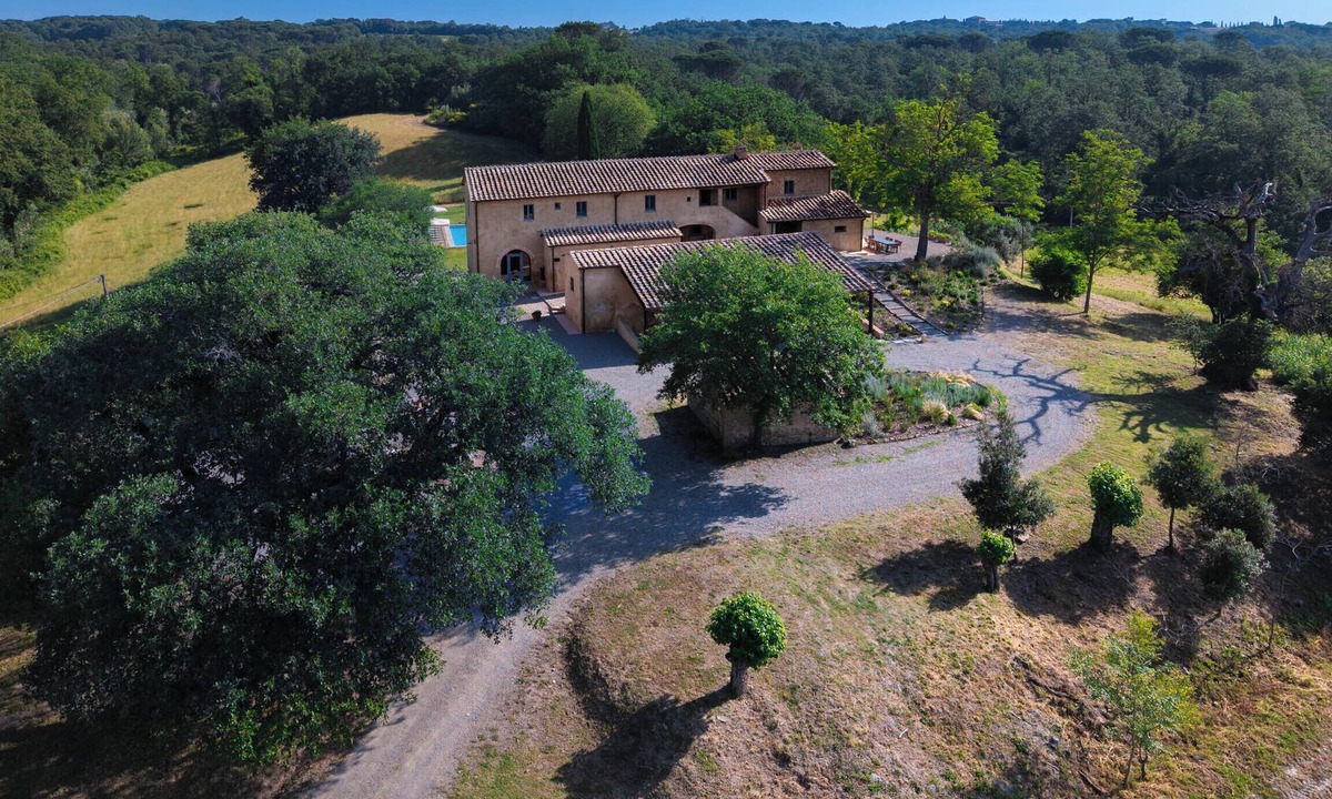 Buonconvento Villa | Podere Aiale - 7 En-Suite Bedrooms Private Pool 600-Hectare Wine Estate.