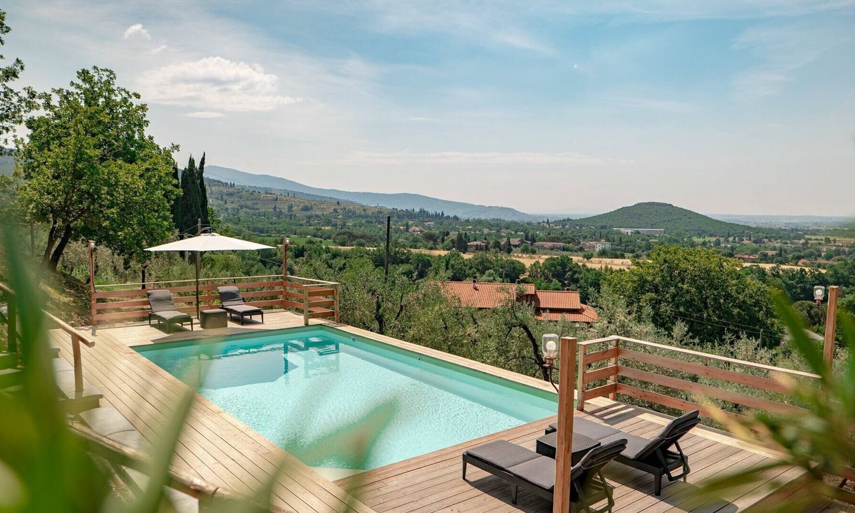 Le Piazze Villa | Private Villa with WIFI, private pool, A/C, hot tub, TV, patio, panoramic view, close to Arezzo