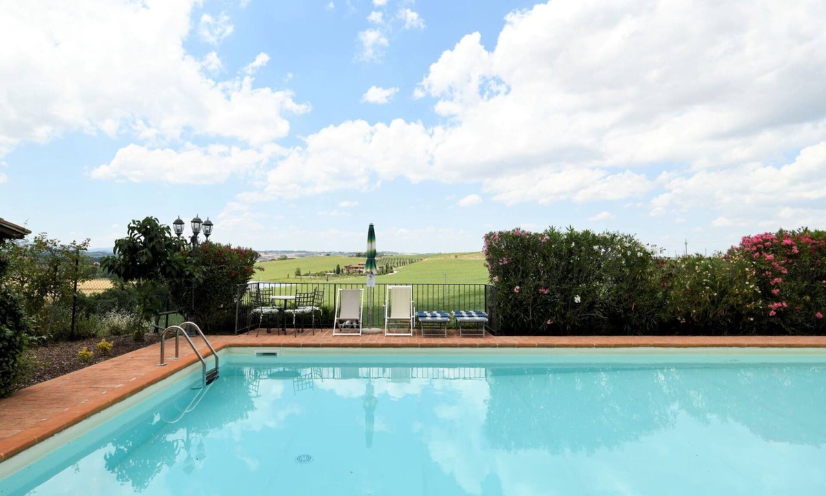 Paciano House | Private Villa with WIFI, private pool, A/C, hot tub, TV, terrace, pets allowed, panoramic view