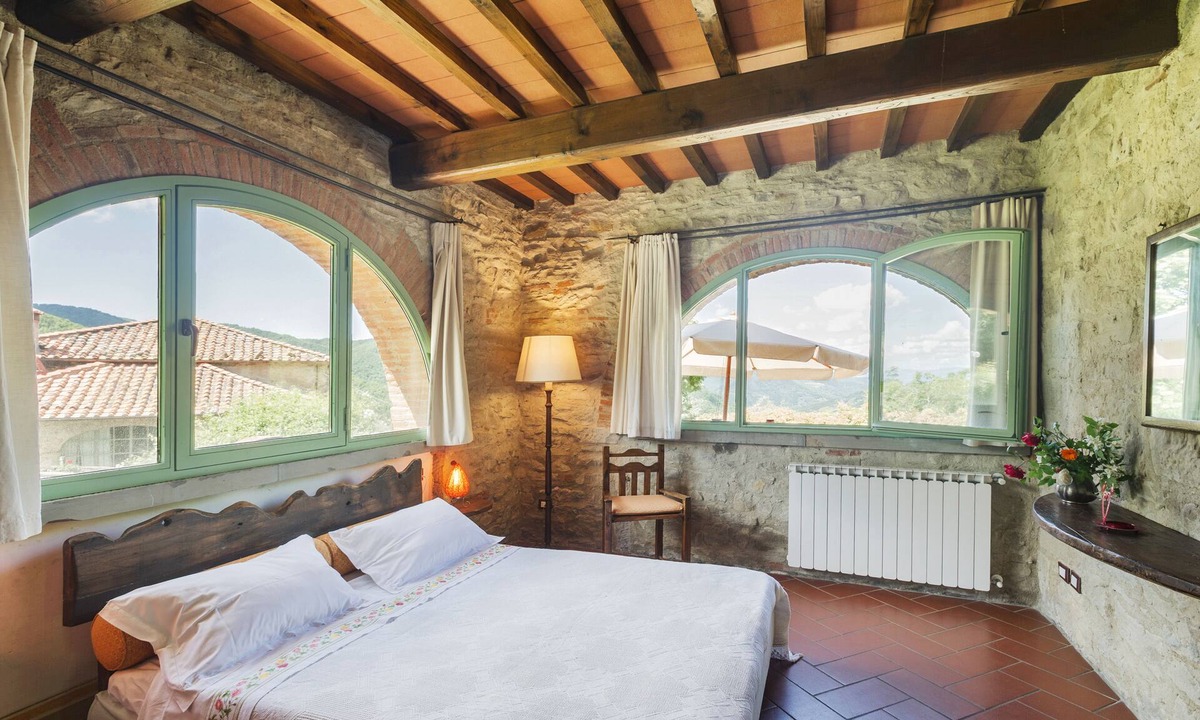 Londa House | Romantic apartment in villa with swimming pool in Chianti Rufina