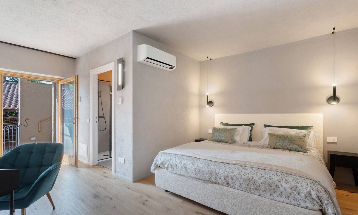 Borgomanero Apartment | Room 'Baloss' with Mountain View, Wi-Fi, and Air Conditioning