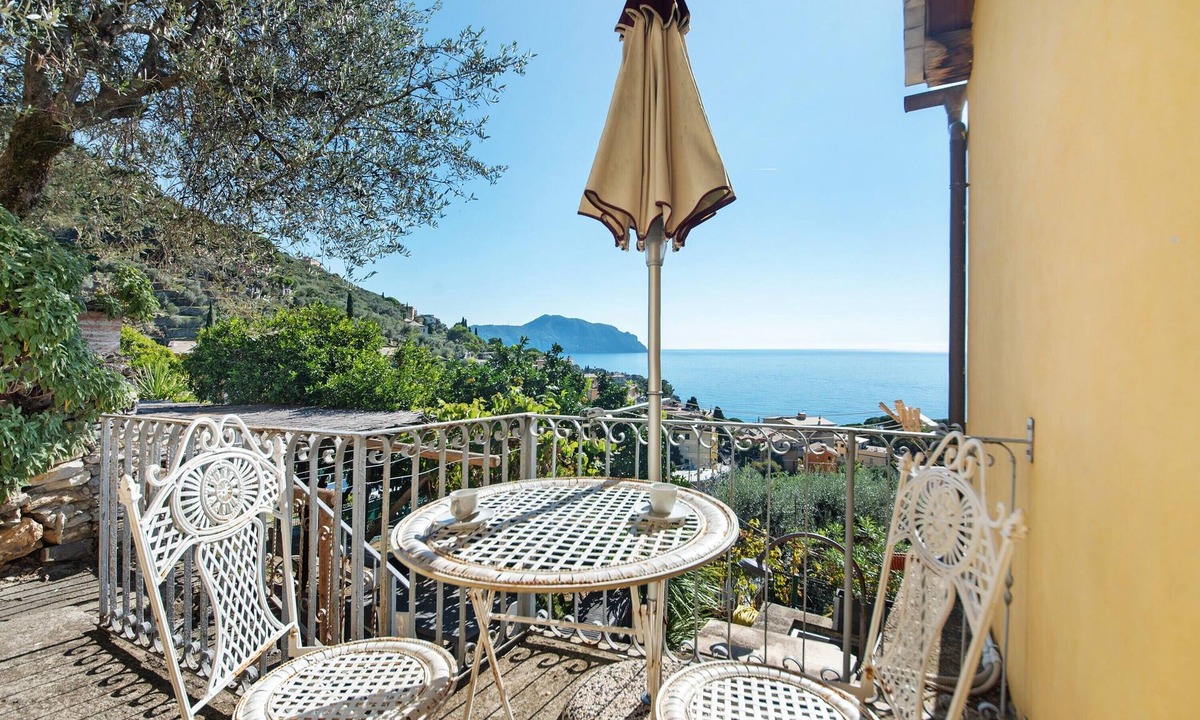 Bogliasco Apartment | Room 'Camera Mimosa' with Sea View, Wi-Fi and Air Conditioning