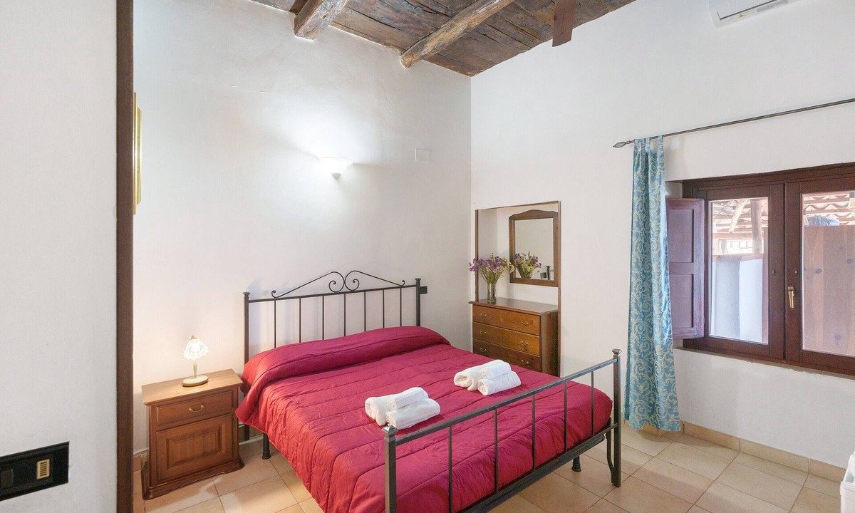 Caprioli Apartment | Room 'Camera Primula' with Shared Pool, Wi-Fi and Air Conditioning