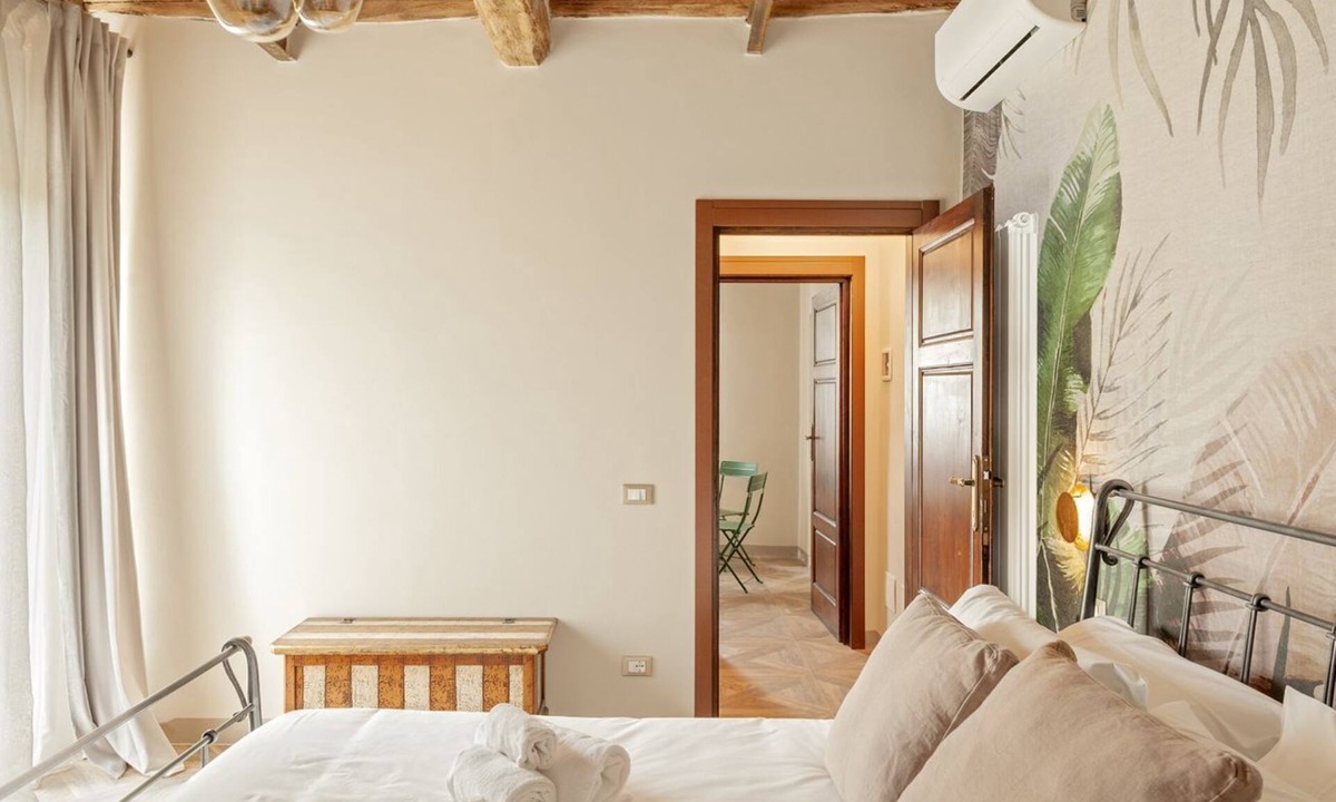Pontasserchio Apartment | SAVANA: Relax and enjoy this simple yet elegant apartment, equipped with all the comforts: PRIVATE parking, FULL HD TV, AIR CONDITIONING, and a fully equipped bathroom with a walk-in shower. All of this just 10 minutes from Pisa and 25 minutes from the b