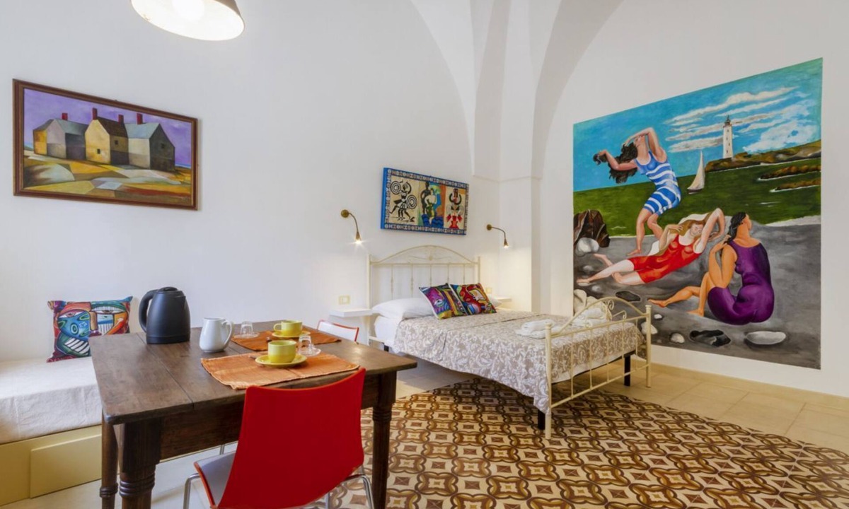 Giuggianello Apartment | Spacious and comfortable studio apartment sleeping up to three people, located in Giuggianello, a quiet village in the heart of Salento, just steps from the town center. It's within easy reach of some of the area's most charming towns: the sea is about a