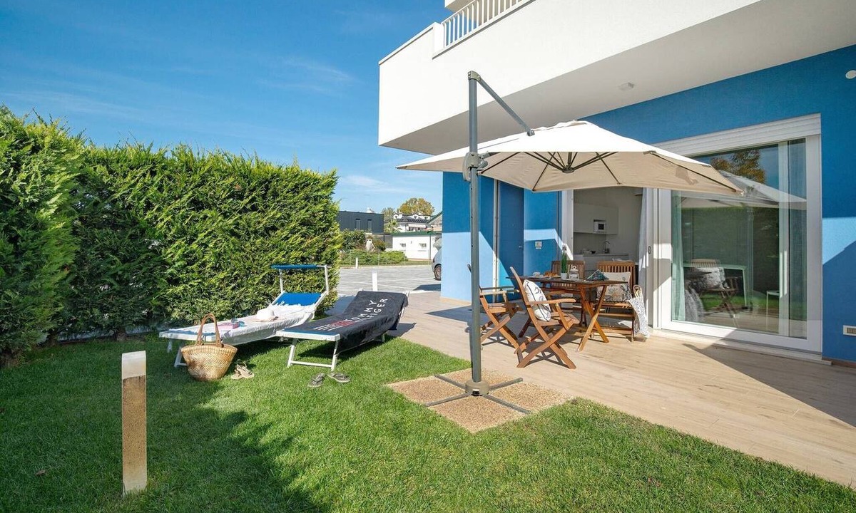 Lido di Jesolo Apartment | Studio Apartment 'Open Space 1' with Shared Garden, Wi-Fi and Air Conditioning