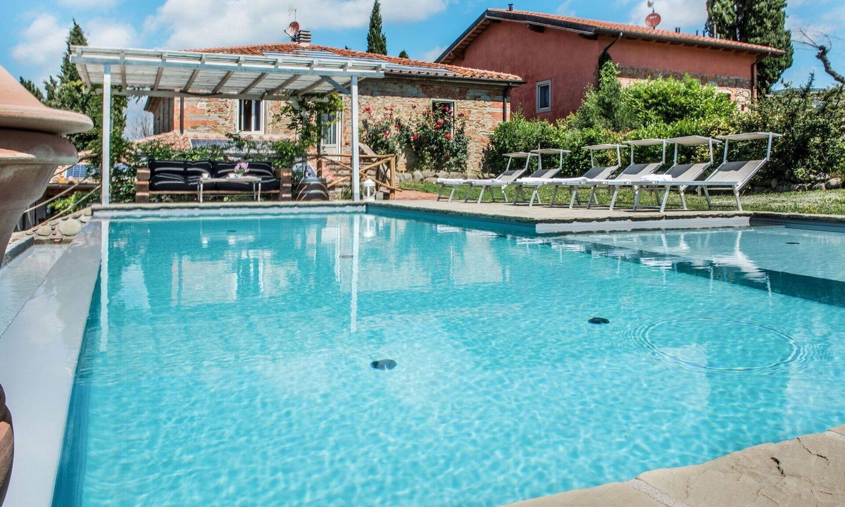 Terranuova Bracciolini Villa | Stunning private villa for 12 people with WIFI, private pool, A/C, TV, patio and pets allowed