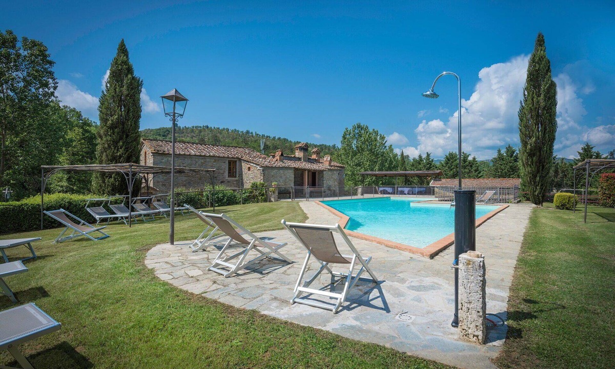 Bucine Villa | Stunning private villa with WIFI, private pool, veranda, pets allowed and panoramic view