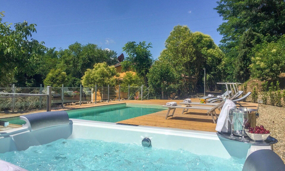 Montevarchi Villa | Stunning private villa for 12 guests with WIFI, hot tub, A/C, private pool and TV