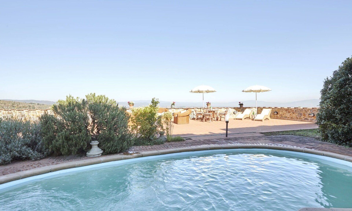 Lucignano House | Stunning private villa for 16 people with private pool, hot tub, WIFI, A/C, TV and balcony