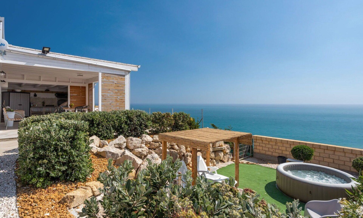 Pergole Villa | Stunning private villa for 6 people with WIFI, A/C, TV, terrace, pets allowed and panoramic view