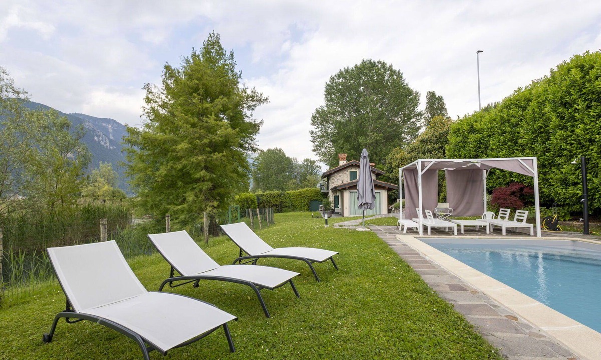 Paratico Villa | Stunning private villa for 6 guests with private pool, WIFI, A/C, TV, patio and pets allowed