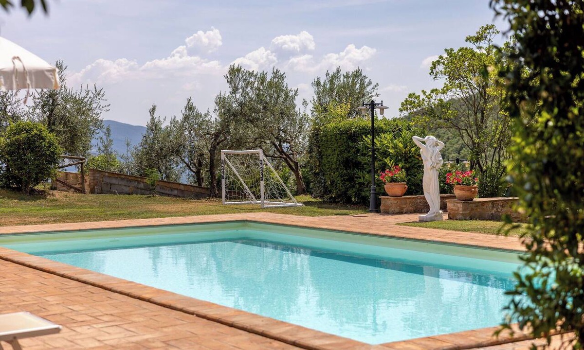Todi Villa | Stunning private villa for 10 guests with private pool, WIFI, patio, pets allowed and panoramic .