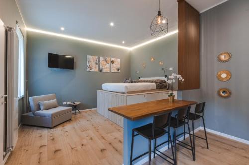 Trieste Old Town Apartment | Suite Corso Italia 7 -Piazza Unità, Mare & Balcone