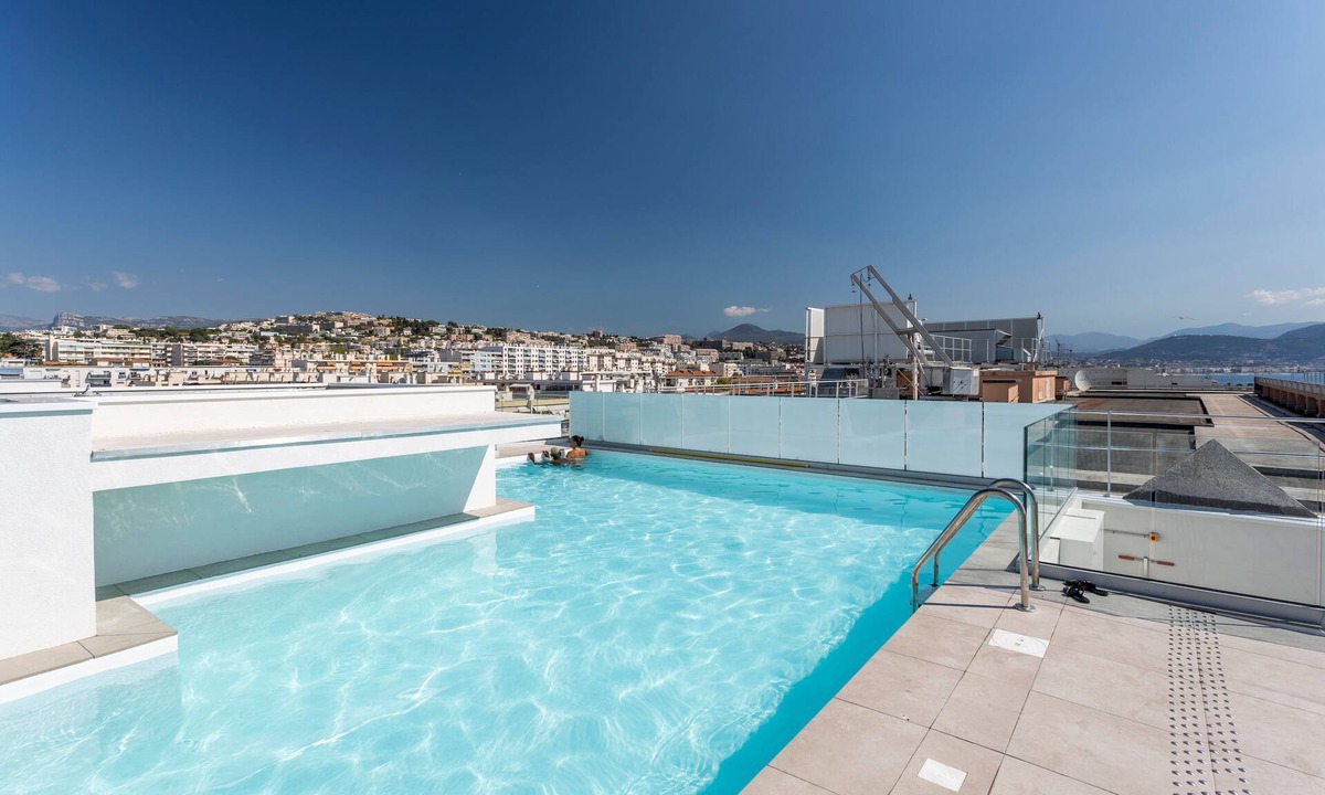La Californie Condo | T2 à 5 min du Centre Affaires | TV | Wifi | Sauna