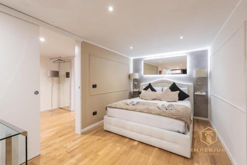 Rione V Ponte Apartment | Teatro Pace Palace - Historic Center, luxury apartment, 3 bdr, A-C