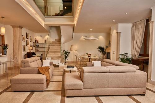 Rome City Centre Villa | TreasureRome Trevi Private Palazzo