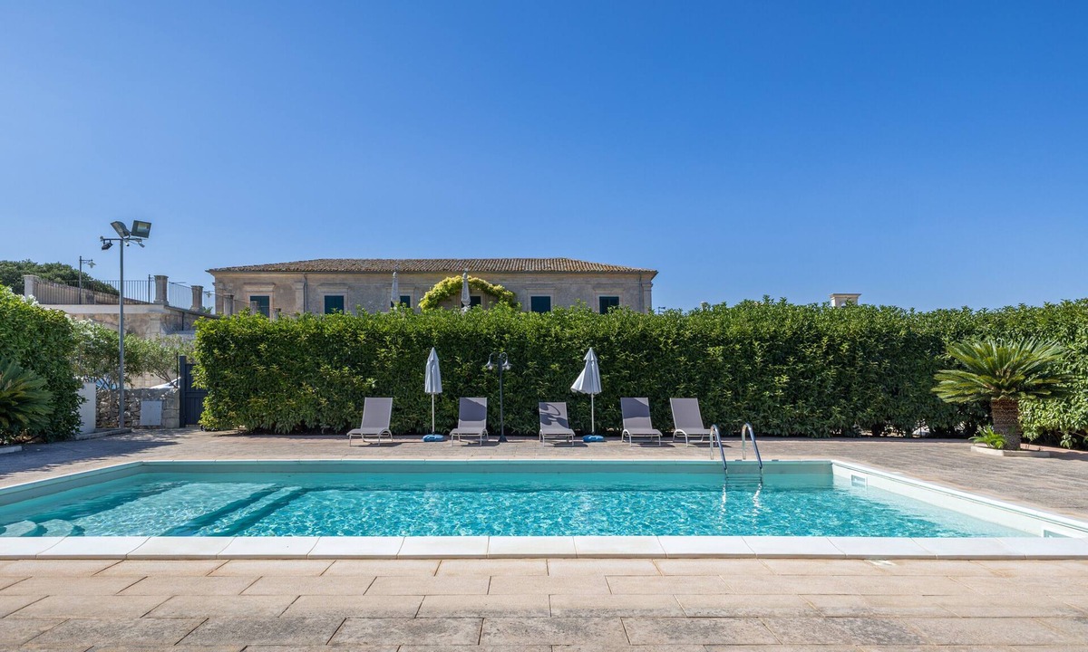 Casa Papa Apartment | Villa 'Aguglie - Suite Bouganville' with Shared Pool, Wi-Fi and Air Conditioning