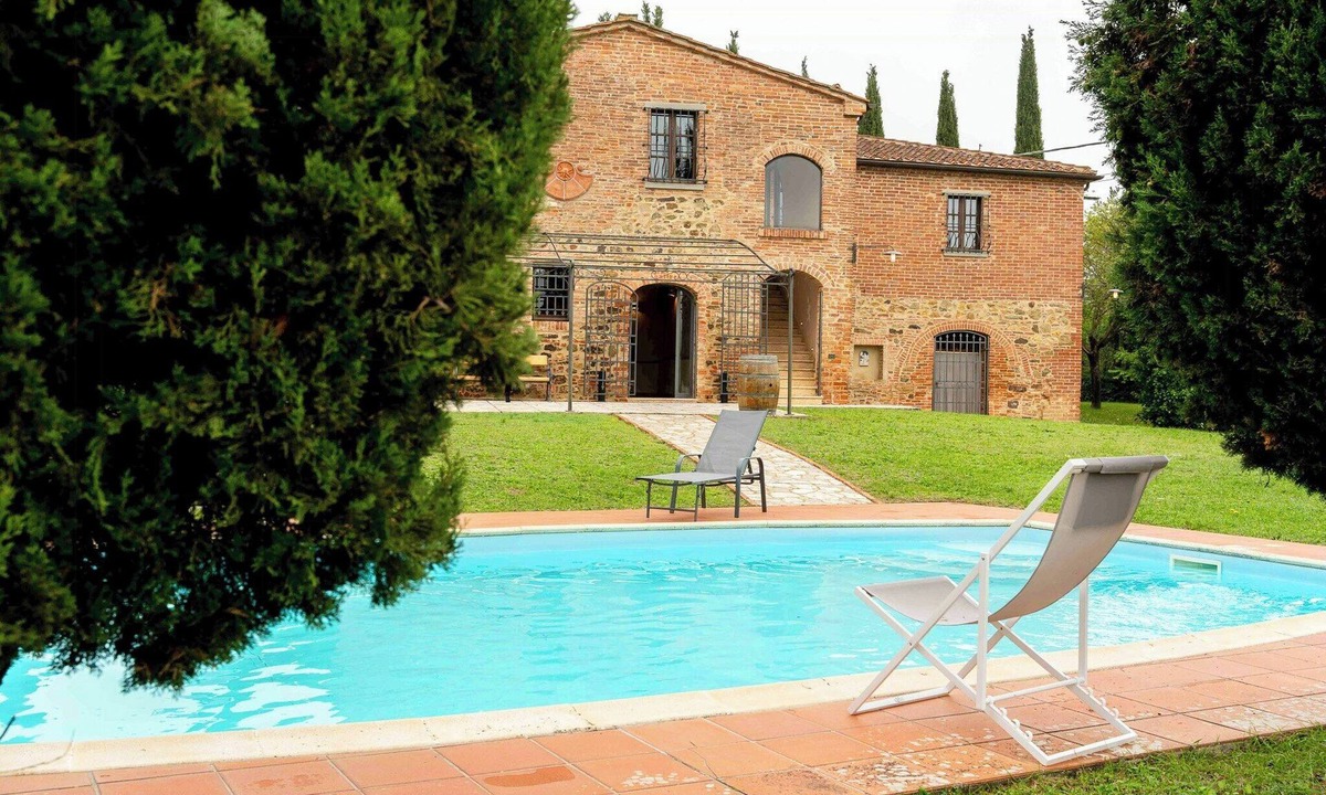 Santarello House | Villa among Etruscan sites in Val di Chiana