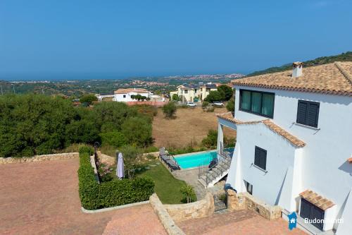 San Lorenzo Villa | Villa con piscina Vista mare 12 posti letto by budoni affitti