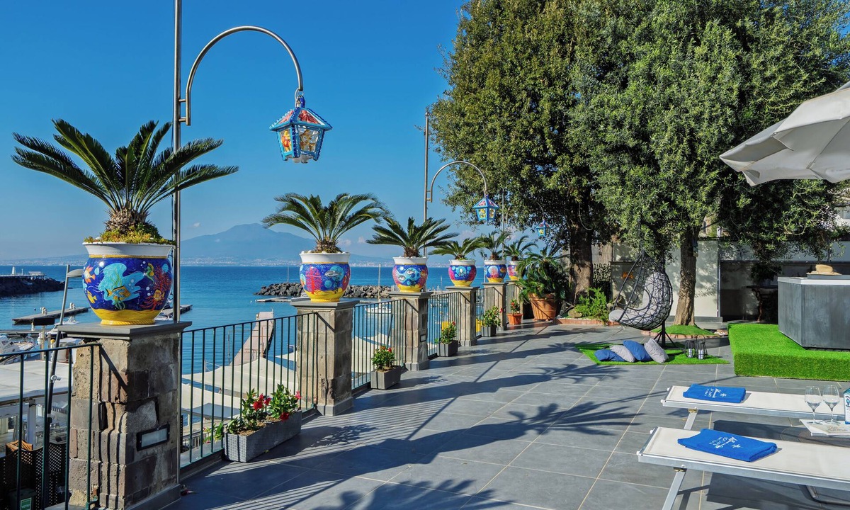 Vico Equense Villa | Villa de Luca - terrace with jacuzzi by the sea