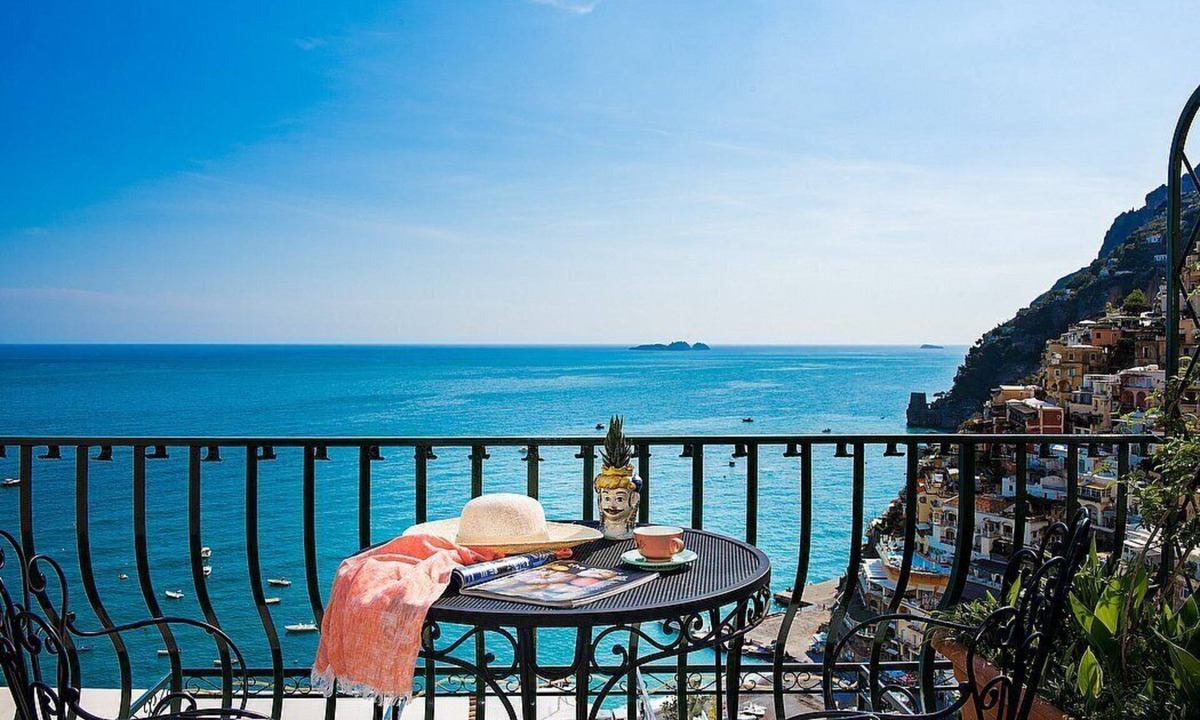 Positano City Centre House | Villa Faustina E: A bright and cheerful apartment overlooking the sea and the main beach of Positano.
