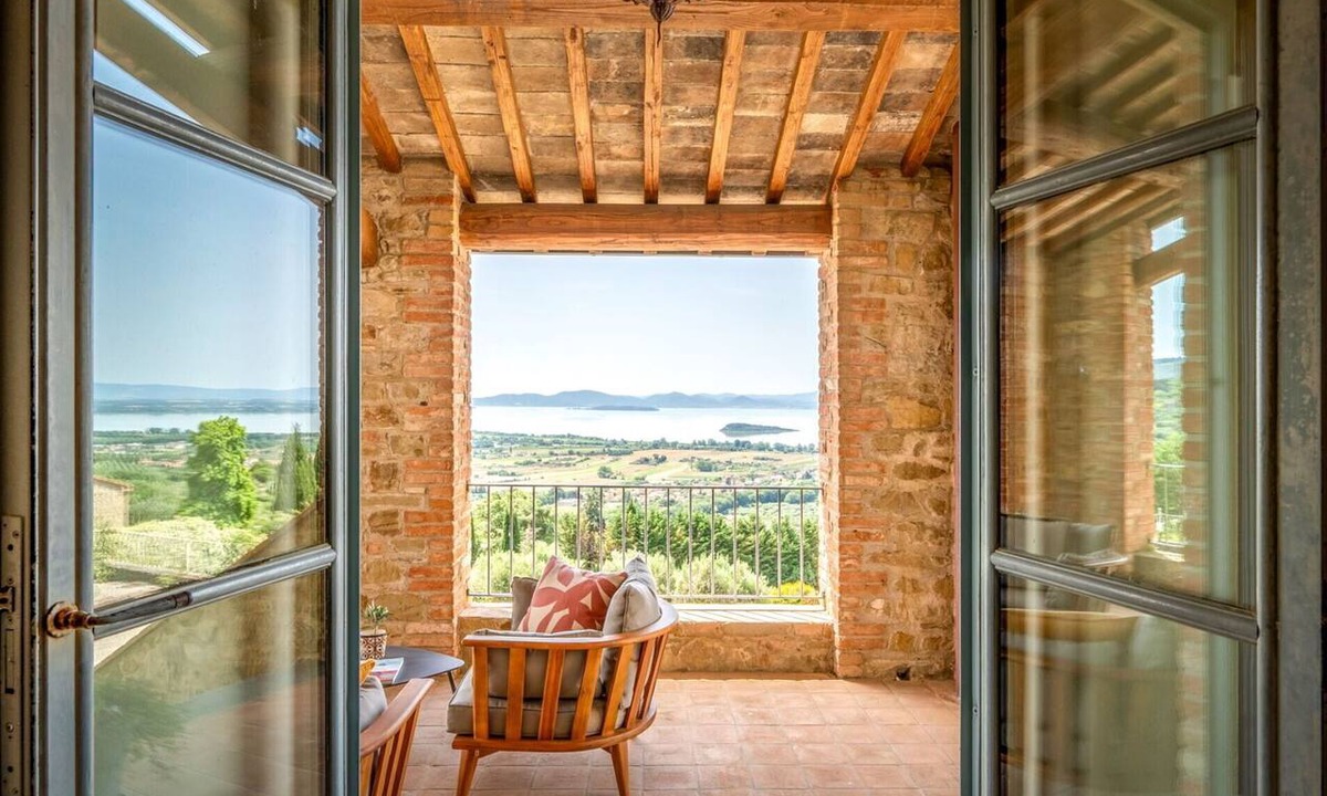 Tuoro sul Trasimeno Villa | Villa in Tuoro Sul Trasimeno with 7 bedrooms sleeps 14