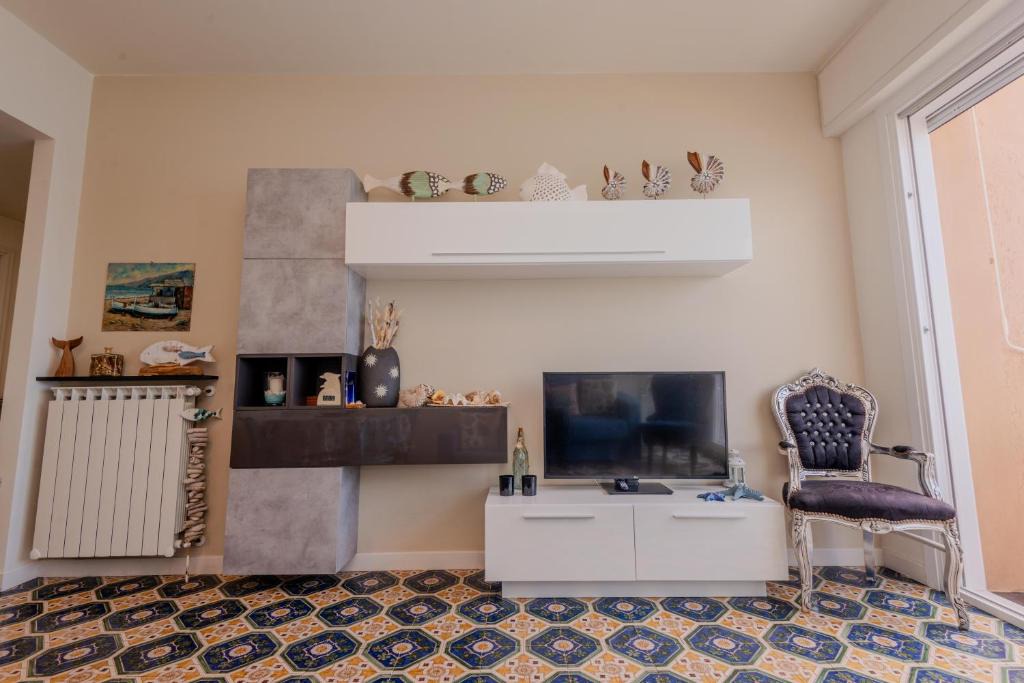 Varigotti Apartment | Villa Liliana - Sirena - Trilocale Elegante con Balcone Vista Mare - Accesso Diretto alla Spiaggia