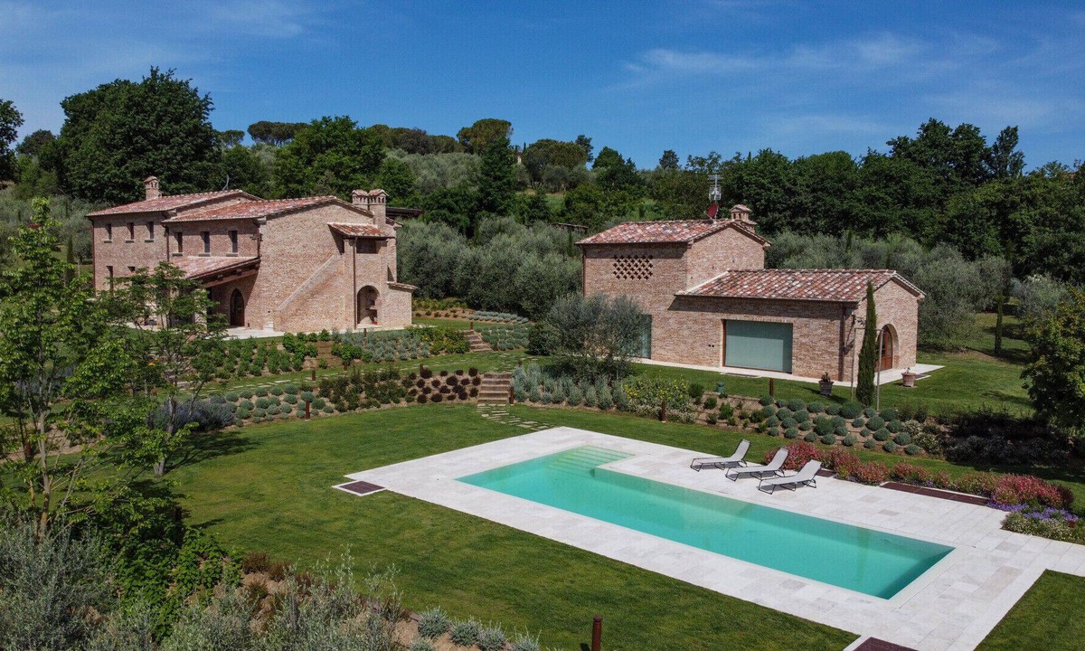 Foiano della Chiana Villa | Villa Meraviglia Toscana, surrounded by olive trees