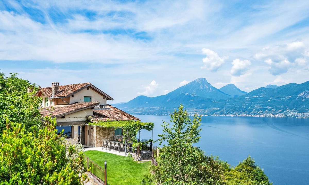 Brenzone sul Garda House | Villa mit schönem Seepanorama und Naturteich by Interhome