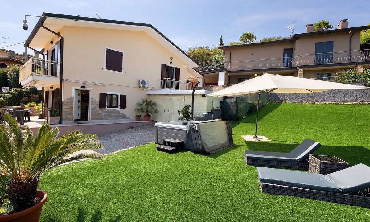 San Benedetto di Lugana Villa | Villa on Lake Garda: Outdoor Spa and Private Garden