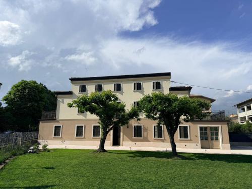 San Pietro in Cariano Apartment | VILLA SUNFLOW Luxury Suites