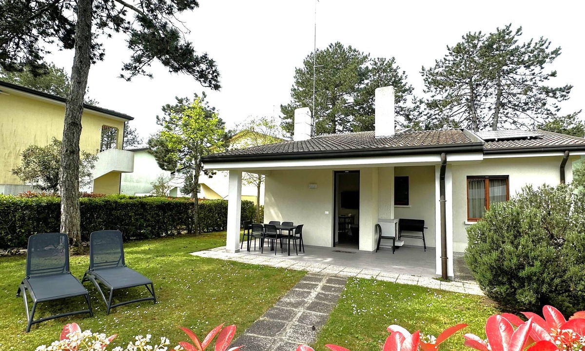 Bibione Villa | Villa with shared pools and garden