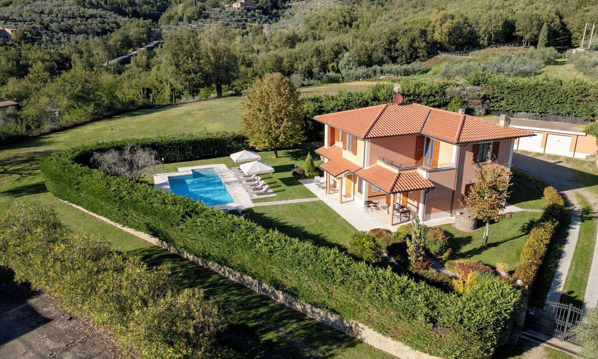 Loro Ciuffenna Villa | Wonderful private villa for 11 guests with WIFI, private pool, TV, terrace and pets allowed