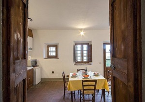 Casa Bonannia M: A bright two-story apartment in the characteristic style of the Tuscan countryside.