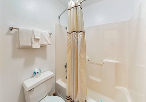 Comfortable and Convenient Studio Near Table Rock Lake w/Free WiFi, Shared Pool in Branson