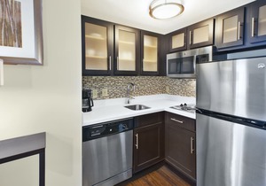 Queen Studio | 24-Hour Business Center, Fitness Center + Free Daily Breakfast in Mayfield Heights