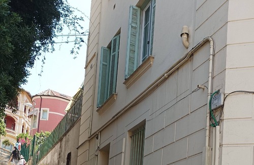 Old Town Apartment | 3min walk BEACHES, PARKING Town Hall, Pedestrian street Quiet 42 m2 CLIM 3p max
