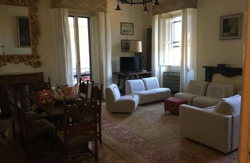 Oltrarno Apartment | 4bdrm elegant apartm in Private Estate, shared Swimmingpool, Maze Garden