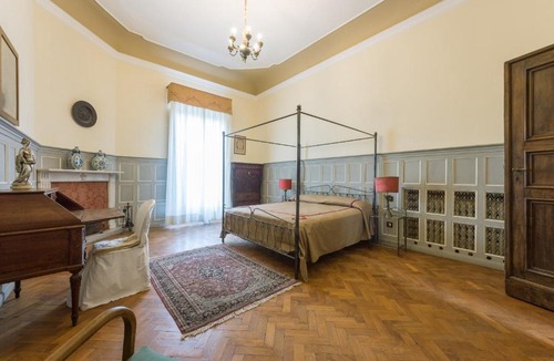 Oltrarno Apartment | 4bdrm elegant apartm in Private Estate, shared Swimmingpool, Maze Garden